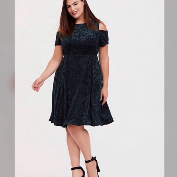New with Tags Torrid Cold Shoulder Green Velvet Leopard Dress Plus Size 0X - Picture 3 of 8